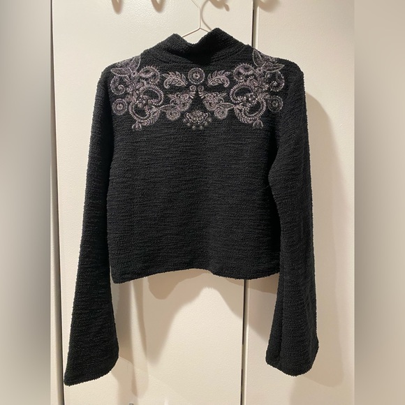 Cropped embroidered sweater with bell sleeves - Picture 1 of 4